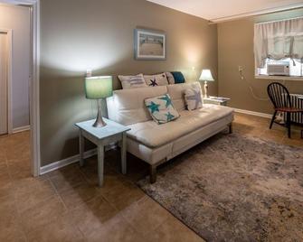 Seashore town - quaint one bedroom apartment - Highlands - Living room