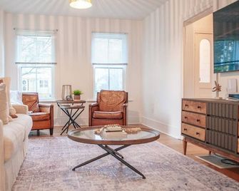 Beautiful Old Home by the Beach - Georgetown - Living room