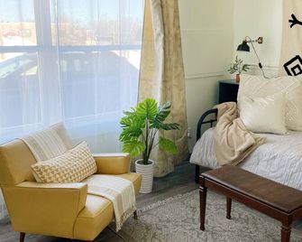 Suite 105 | 1 Bed/1bath + Living & Kitchen , Cozy and eclectic Sault Ste. Marie Suite - Sault Ste. Marie - Living room