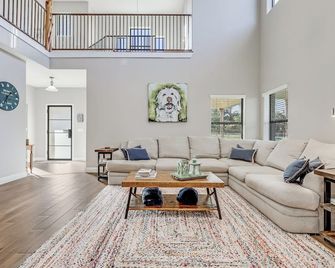 Animal Rescue Ranch-Private pool/spa with tanning ledge /waterfalls on 7 acres! - Liberty Hill - Living room