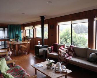 Silver Waters -Large Family Home to Retreat, Unwind and Relax - Close to Beaches - Currarong - Sala de estar