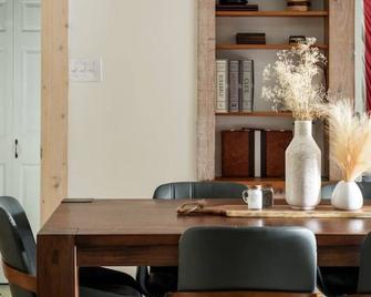 Lakehouse, Hot Tub & Pontoon, King Bed - Big Rapids - Dining room