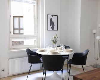 2ndhomes Cozy Courtyard home with Sauna in Kruununhaka - Helsinki - Comedor