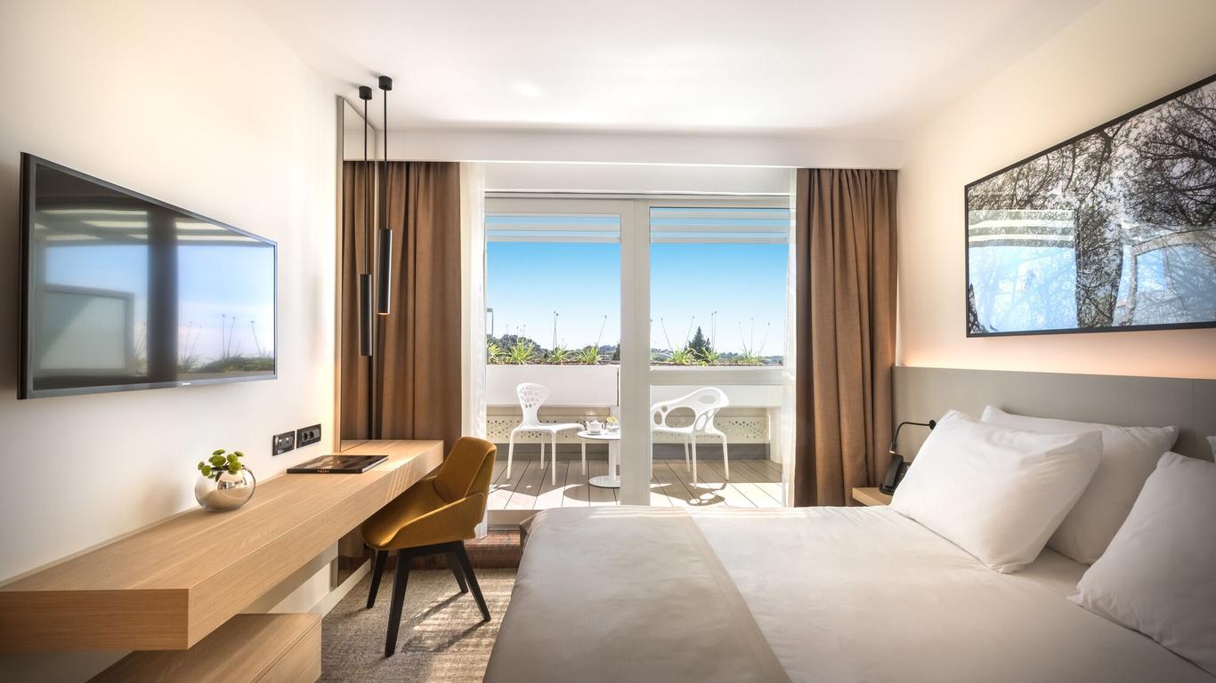 ميسترا إدن هوتل روفينج