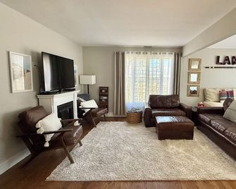 'rustic Refined Retreat Lakeside Home - Walk To Everything! - New Buffalo - Wohnzimmer