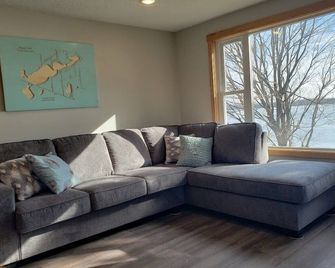 Cozy Getaway + Firepit + Lake + Relaxing Anytime + Peaceful Nights + Perfect - Maple Lake - Living room