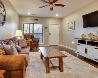 Cozy Bull Shoals Condo Getaway ~ 1 Mi to Lake! - Bull Shoals - Sala de estar