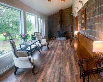 Beautiful farmhouse with horses, pet friendly & close to Prince Edward County. - Brighton - Sala de estar