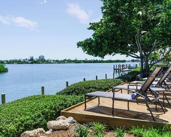 Comfort And Convenience! Relaxing Room W/ King Bed, Free Breakfast, Pool - Marathon - Patio