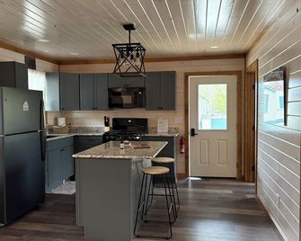 Kozy Keuka Getaway - Bath
