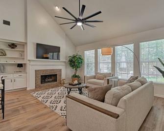 New!4BR Villa with Easy Access to all Woodlands Amenities - The Woodlands - Living room