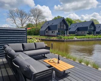 Modern water villa on the Frisian water - Balk - Patio