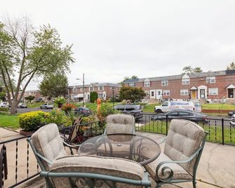Charming Glenolden House Near Airport & Philadelphia Eagles Stadium - Glenolden - Balcony