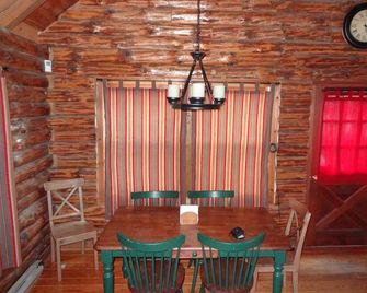Lakeside Log Cabin W/Sandy Beach and Docks! Sleeps 6-8 - Waterboro - Comedor