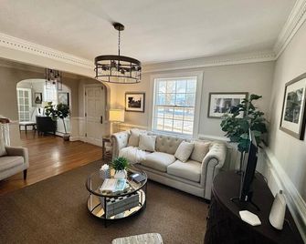 Charming 4-bedroom Stonehouse - Glen Allen - Living room