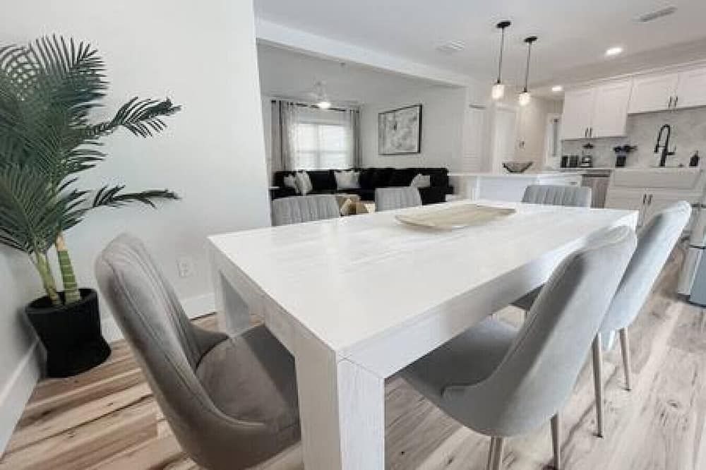 4107 W Wallace Ave · Stunning Modern 4/2 Pool Home! - Tampa - Dining room