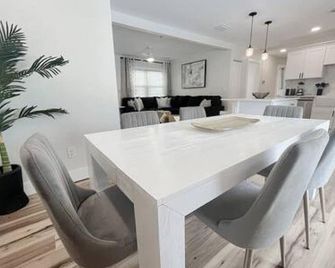 4107 W Wallace Ave · Stunning Modern 4/2 Pool Home! - Tampa - Dining room