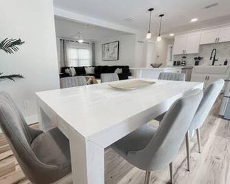 4107 W Wallace Ave · Stunning Modern 4/2 Pool Home! - Tampa - Dining room