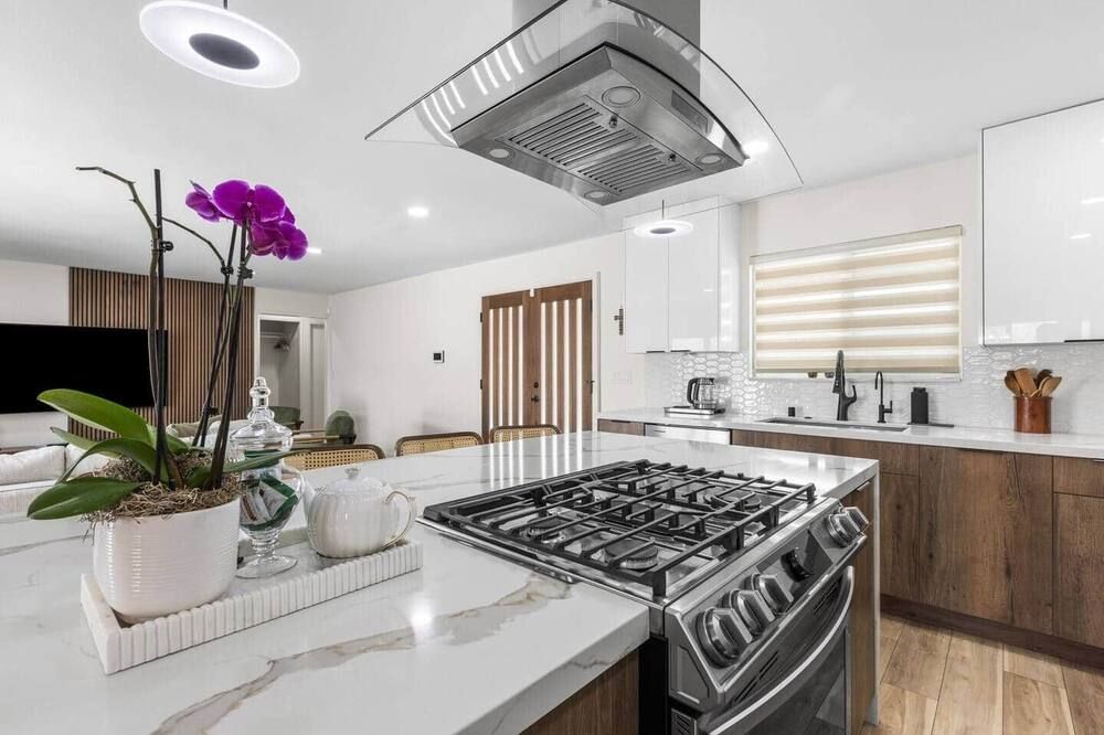 Sylmar Single Level Home | Hilltop | Piano | Gated - לוס אנג'לס - מטבח