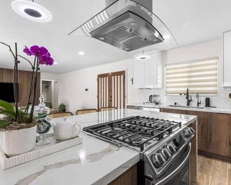 Sylmar Single Level Home | Hilltop | Piano | Gated - Los Angeles - Cucina