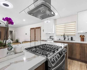 Sylmar Single Level Home | Hilltop | Piano | Gated - Los Angeles - Cozinha