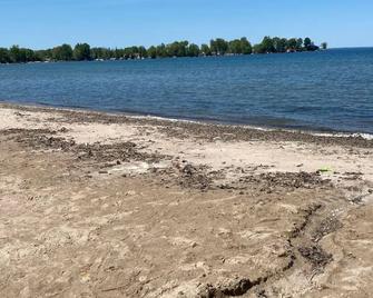 Cozy 2 Person Cabin - Innisfil - Beach