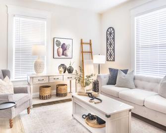 Historic Home, Perfectly Located Between The Ark and The Creation Museum. - Walton - Living room