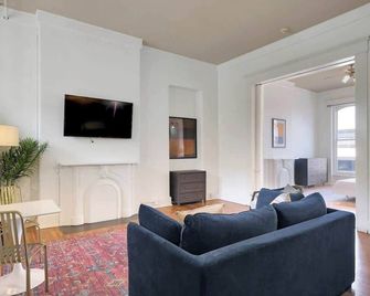 Historic Charm In Guthrie Coke Lofts - Louisville - Living room