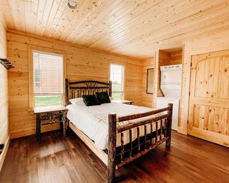 The Bear Cabin - Hidden Acres Cabins - Bethany - Bedroom