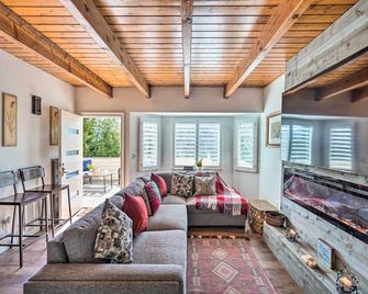 Crestline Cabin w/ Deck: 1 Mi to Lake Gregory - Crestline - Living room