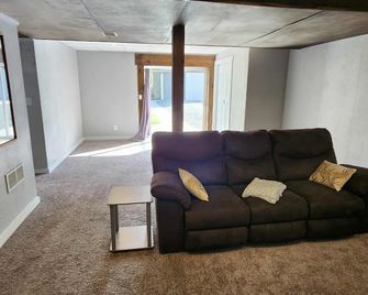 Spacious & Quiet 3-bedroom/2 bath country home in Merrill WI - Merrill - Living room