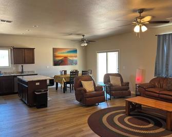 3 bedroom house in charming Kingman with AC, WiFi. Enjoyable getaway awaits. - Kingman - Living room