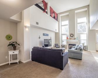 6 Bedroom Family Home in Round Rock - Round Rock - Living room