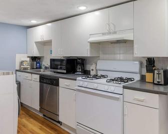 Well Located 3 Bed w/ Free Parking in Kendall Sq - Cambridge - Kitchen
