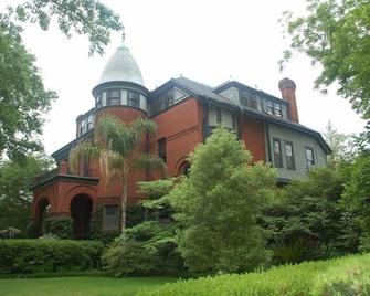Historic District Cottage Suite with a Fresh, Youthful Decor. - Savannah - Edificio