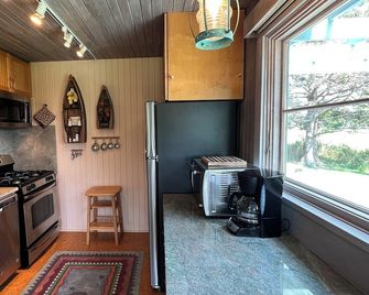 Beautiful Cozy Renovated Cottage on Ocean at Seawall, Southwest Harbor - Southwest Harbor - Kitchen