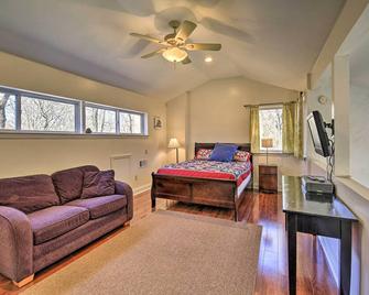 Pet-Friendly Cabin with Dock on Claytor Lake! - Radford - Bedroom