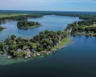 Luxury Lake Home With The Best Patio On The Lake! - Dowagiac - Vista del exterior