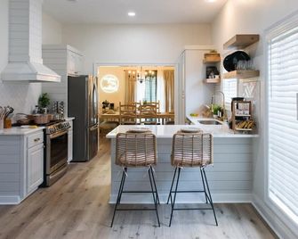 'Black Pearl: Luxury Home, Near Amenities, Sleeps 6' - Pearl - Kitchen