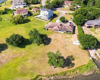 Stunning waterfront views; 4-bedroom house directly on Intracoastal waterway! - Hubert
