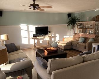 Waterfront Cottage W/ Deep Water Dock-3br/2ba - Morehead City - Living room