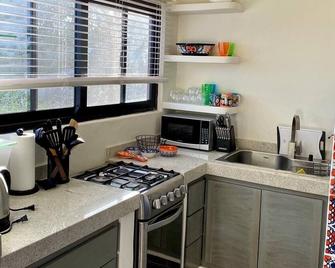 Queen studio casita with full kitchen and bath - La Ventana - Kitchen