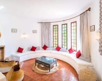 Villa Flores - Close to the Amendoeira Golf Resort! - Pêra - Sala de estar