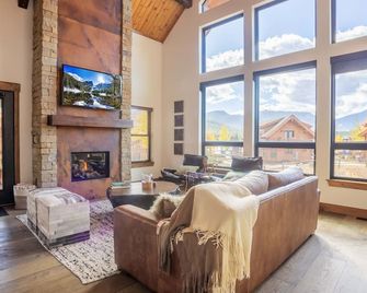 Blissful Mountain Getaway Steps to Lake - Estes Park - Living room