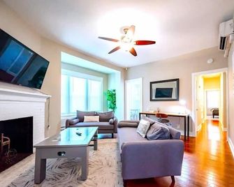 The Gilpin Getaway 2br Free Coffee 2 Bedroom Apts by RedAwning - Wilmington - Living room