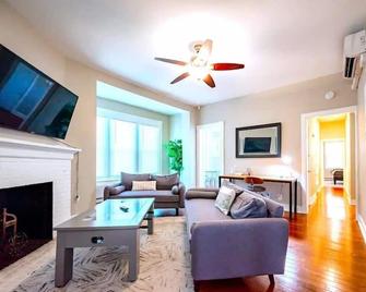The Gilpin Getaway - 2BR - Free Coffee - apts - Wilmington - Sala de estar