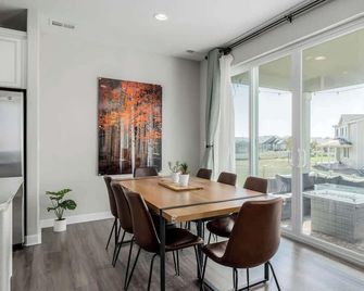 Monthly Stays! Pet-Friendly House With Hot Tub - Commerce City - Comedor