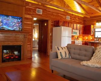 Relaxation Awaits! Fun Getaway Experience, 2/2 Log Cabin On The Lake - La Grange - Living room