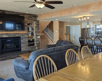 Shawano Lake House on The Point - Shawano - Living room
