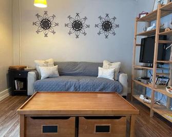 El Nopal Casita-Close to Sul Ross State University - Alpine - Living room
